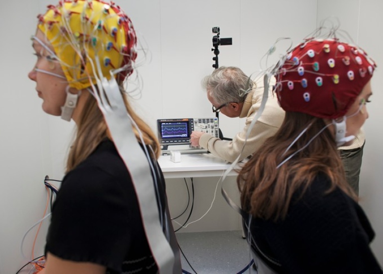 Studenter med EEG-mössor. Foto: Jens Olof Lasthein