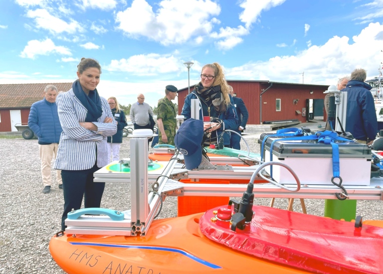 Kronprinsessan Victoria tittar på en undervattensrobot. Foto: Lisa Bergkvist