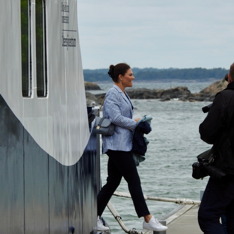 Kronprinsessan Victoria stiger i land på Askö, från forskningsfartyget R/V Elcetra af Askö.