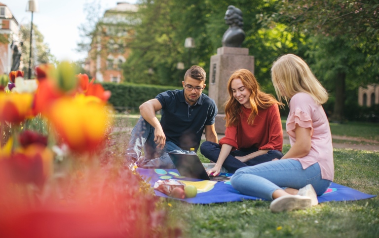 Studenter i gröngräset