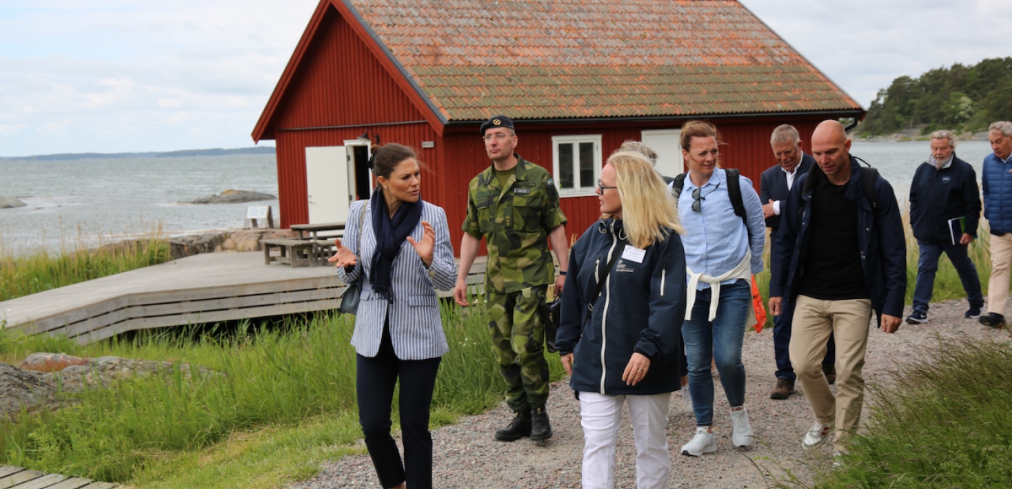 Kronprinsessan Victoria promenerar med Östersjöcentrums föreståndare Tina Elfwing.