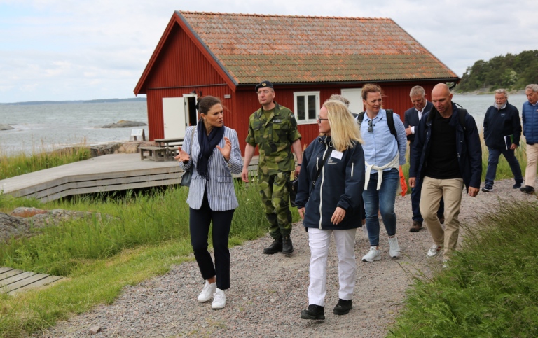 Kronprinsessan Victoria promenerar med Östersjöcentrums föreståndare Tina Elfwing.