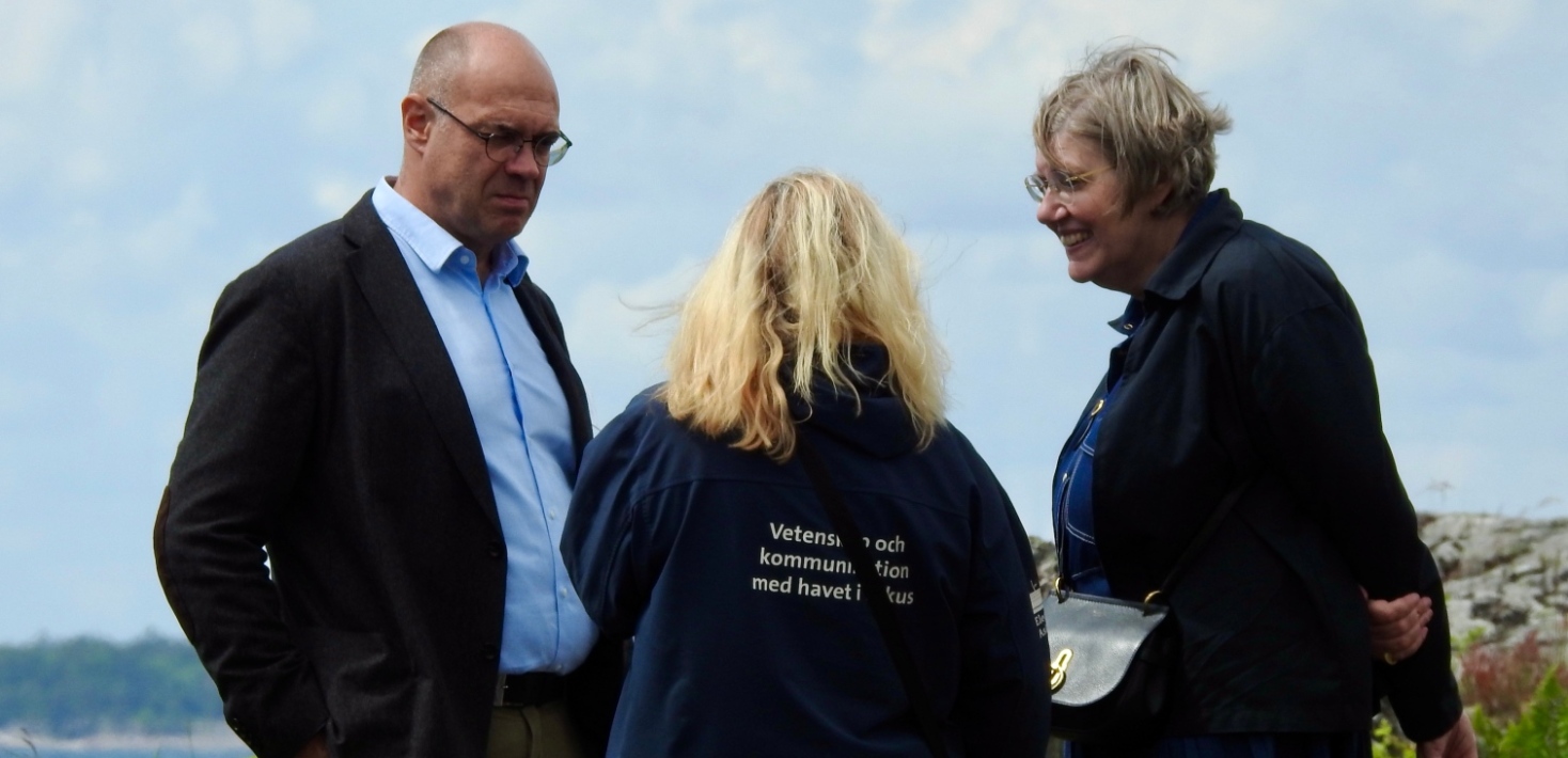 Christoph Humborg och föreståndare Tina Elfwing i samspråk med rektor Astrid Söderbergh Widding