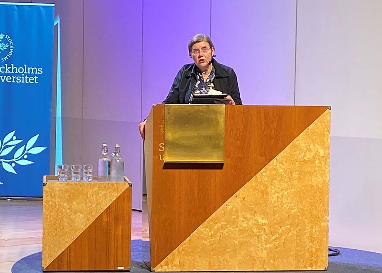 Rektor Astrid Söderbergh Widding i talarstolen i Aula Magna