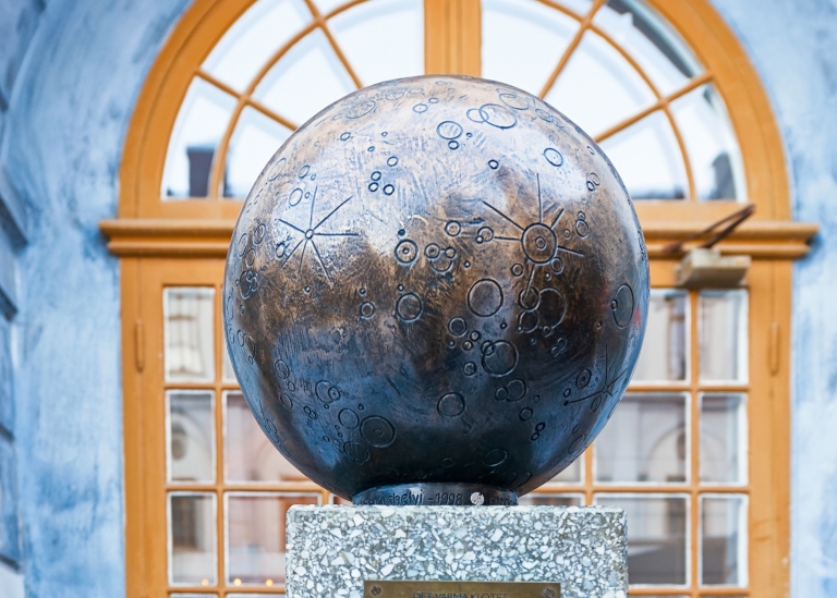 Planeten Merkurius på en pelare utanför Stadsmuseet
