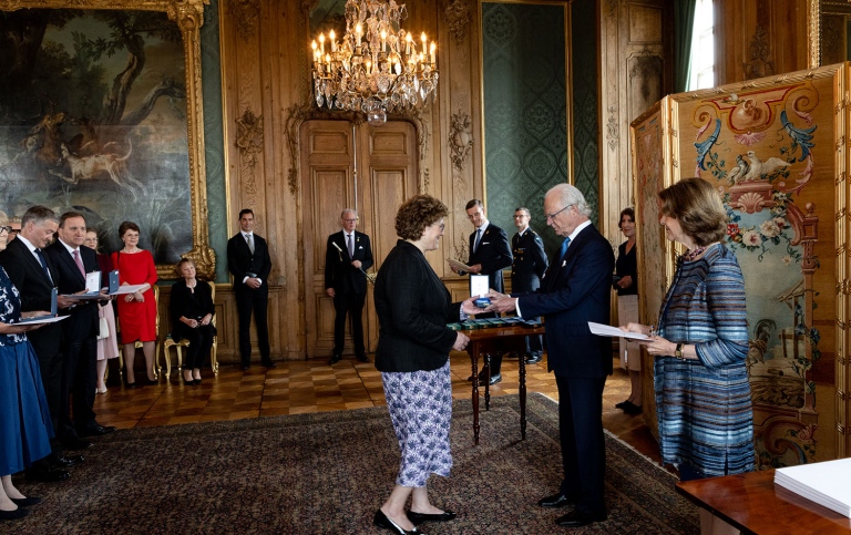 Gia Destouni tar emot guldmedaljen på Kungliga slottet. Foto: Yanan Li.