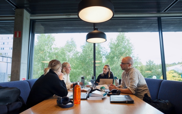 Students studying in Studenthuset.