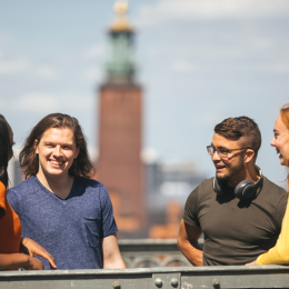 Samtal mellan studenter. I bakgrunden Stockholms Stadshus