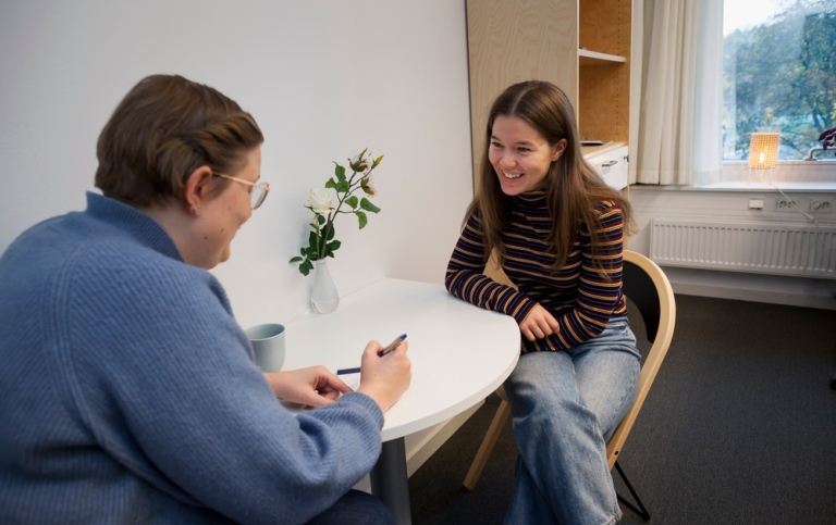 En student besöker en studie- och karriärvägledare.