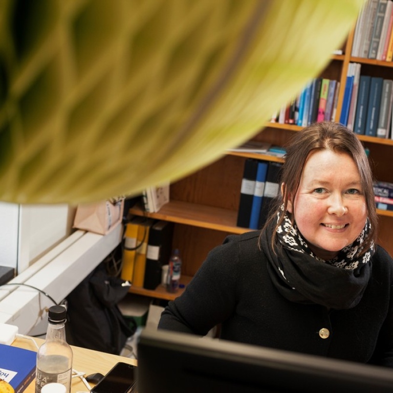 Petra Lindfors på kontoret