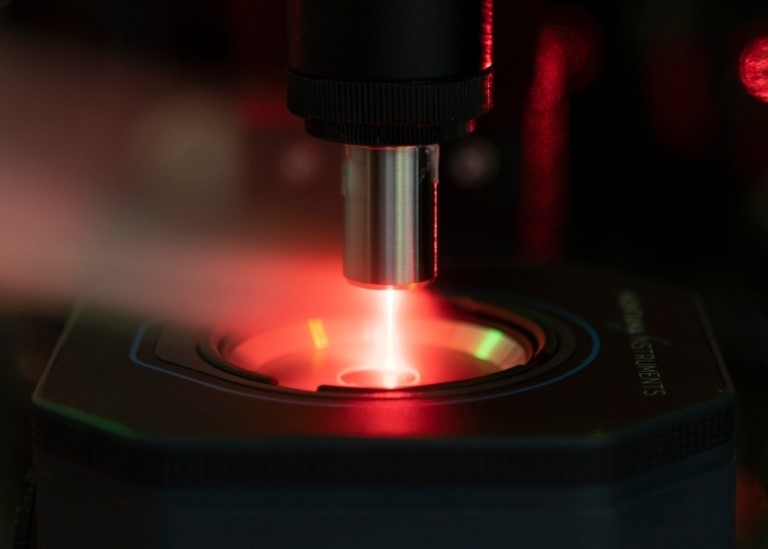 Laserexciterande mikrokavitetsanordning