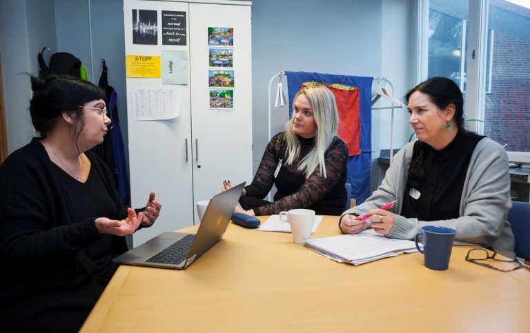 Lärarstudent och två lärarhandledare i samtal under VFU. Foto: Jens Olof Lasthein.