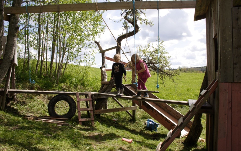 Två barn som leker ute i lekställning. Foto: Mostphotos/Lotta Thunholm.