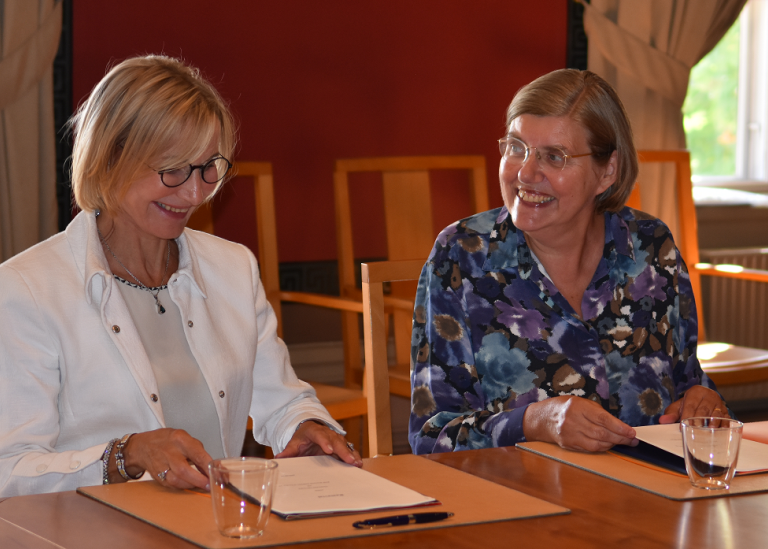 Pia Sandvik och Astrid Söderbergh Widding undertecknar avtal mellan RISE och Stockholms universitet.