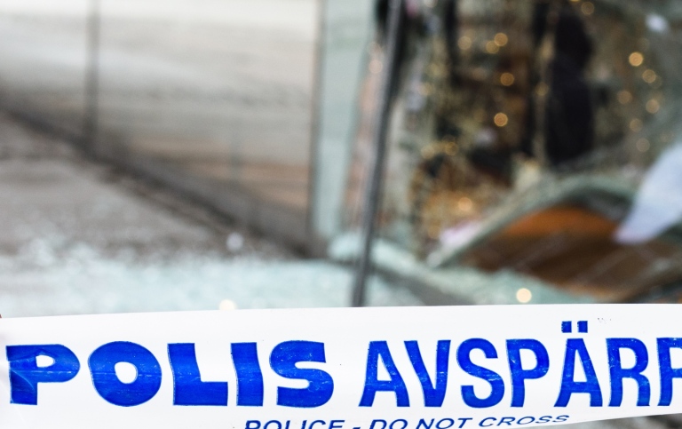 Polisavspärrning med blåvitt plastband