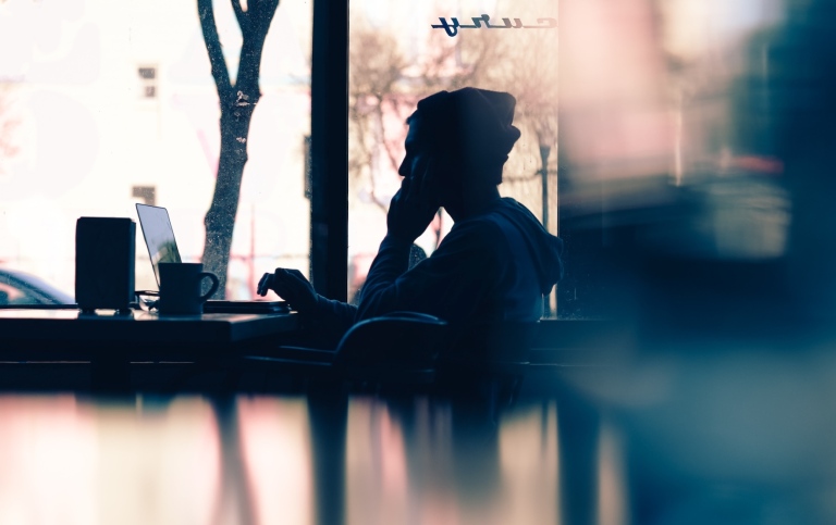 Person jobbar på ett kafé. Foto: Hannah Wei från Unsplash.