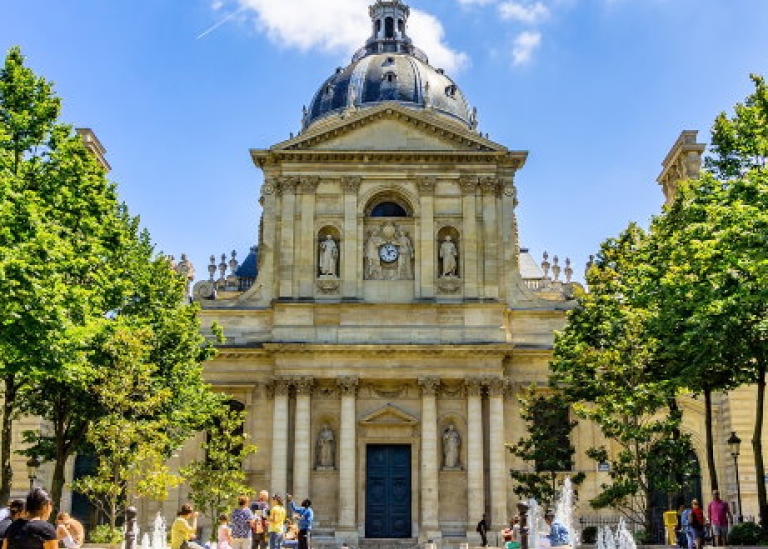 Gammal universitetsbyggnad i Paris med trädallé framför