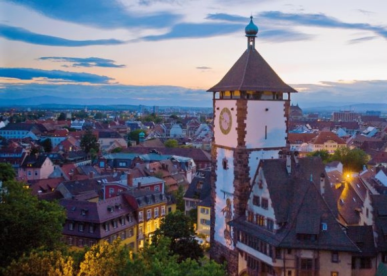 Utsikt över staden Freiburg i skymning