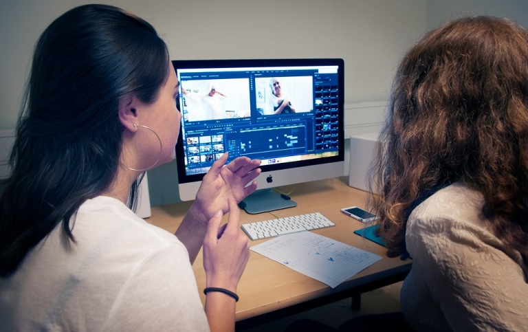 Två studenter som tittar på en dataskärm