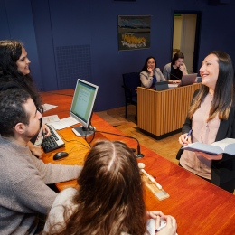 Bild på lärare med studenter