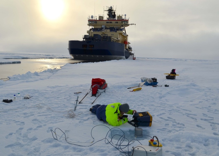 Sonja Murto gör provtagning av gasutbytet mellan havsytan och atmosfären. Foto: Anna Stiby.