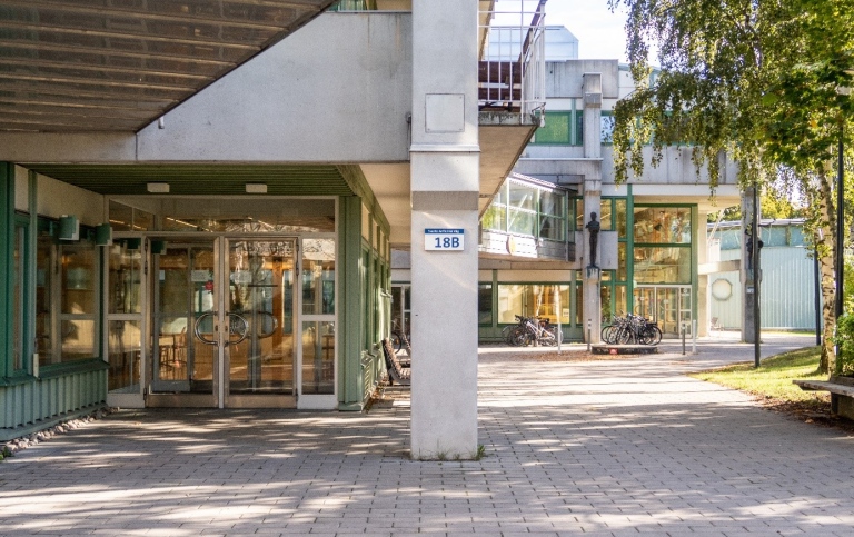 Betongbyggnad med glassdörrar.