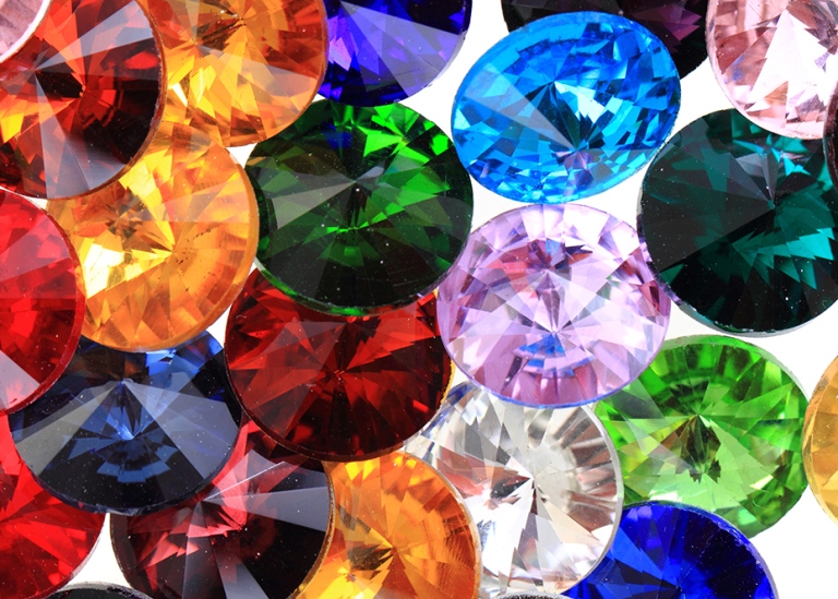 Glasdiamanter i olika färger. Foto: Jiri Vaclavek MostPhotos