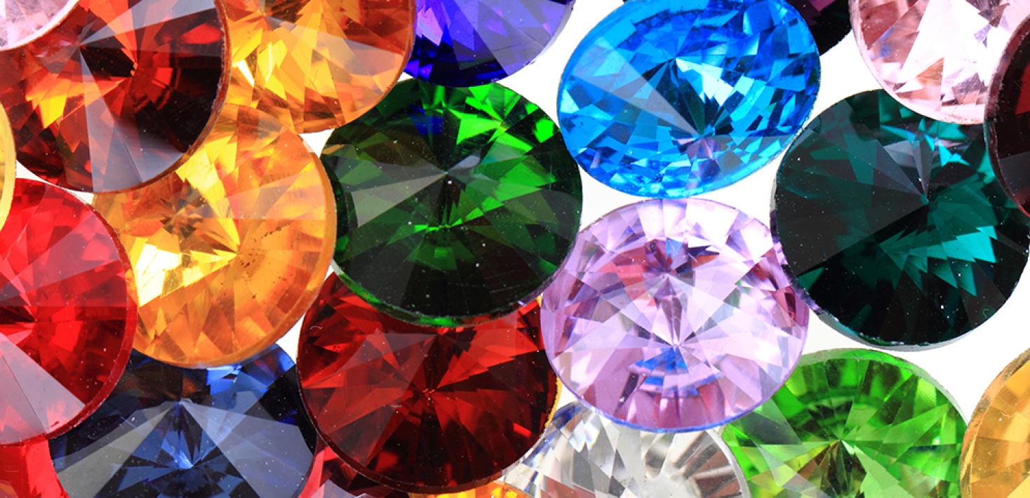 Glasdiamanter i olika färger. Foto: Jiri Vaclavek, MostPhotos