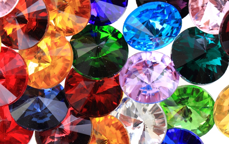Glasdiamanter i olika färger. Foto: Jiri Vaclavek, MostPhotos