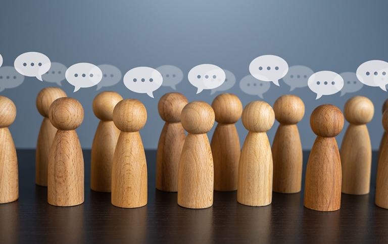 Träfigurer pratbubblor.