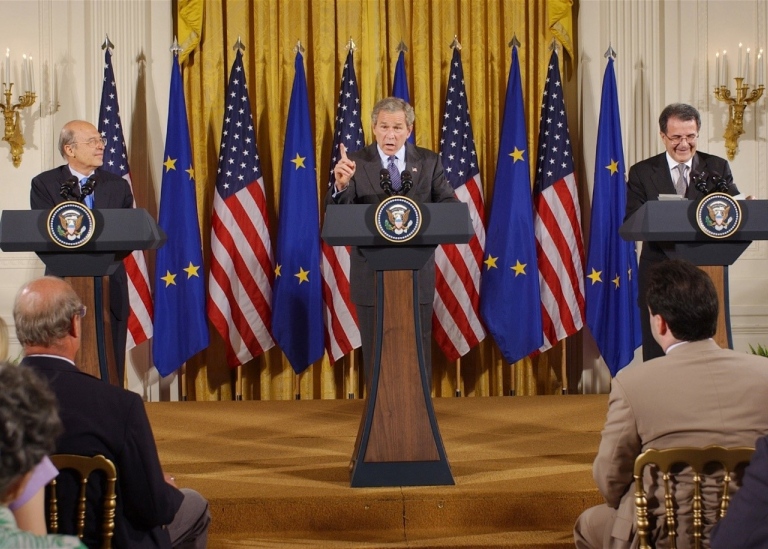 George Bush håller presskonferens