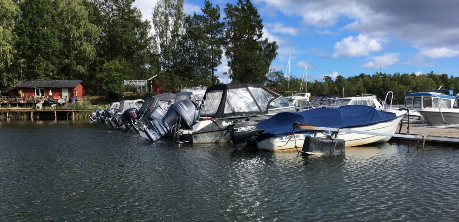 Båtar med utombordsmotorer i småbåtshamn. Foto: Joakim Hansen