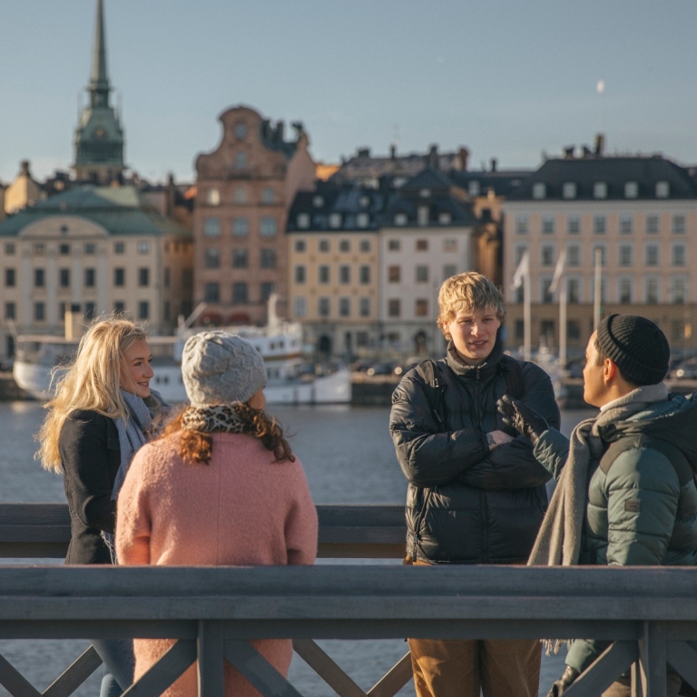 Studenter vid Skeppsholmen, Stockholm. Fotograf Nikas Björling.