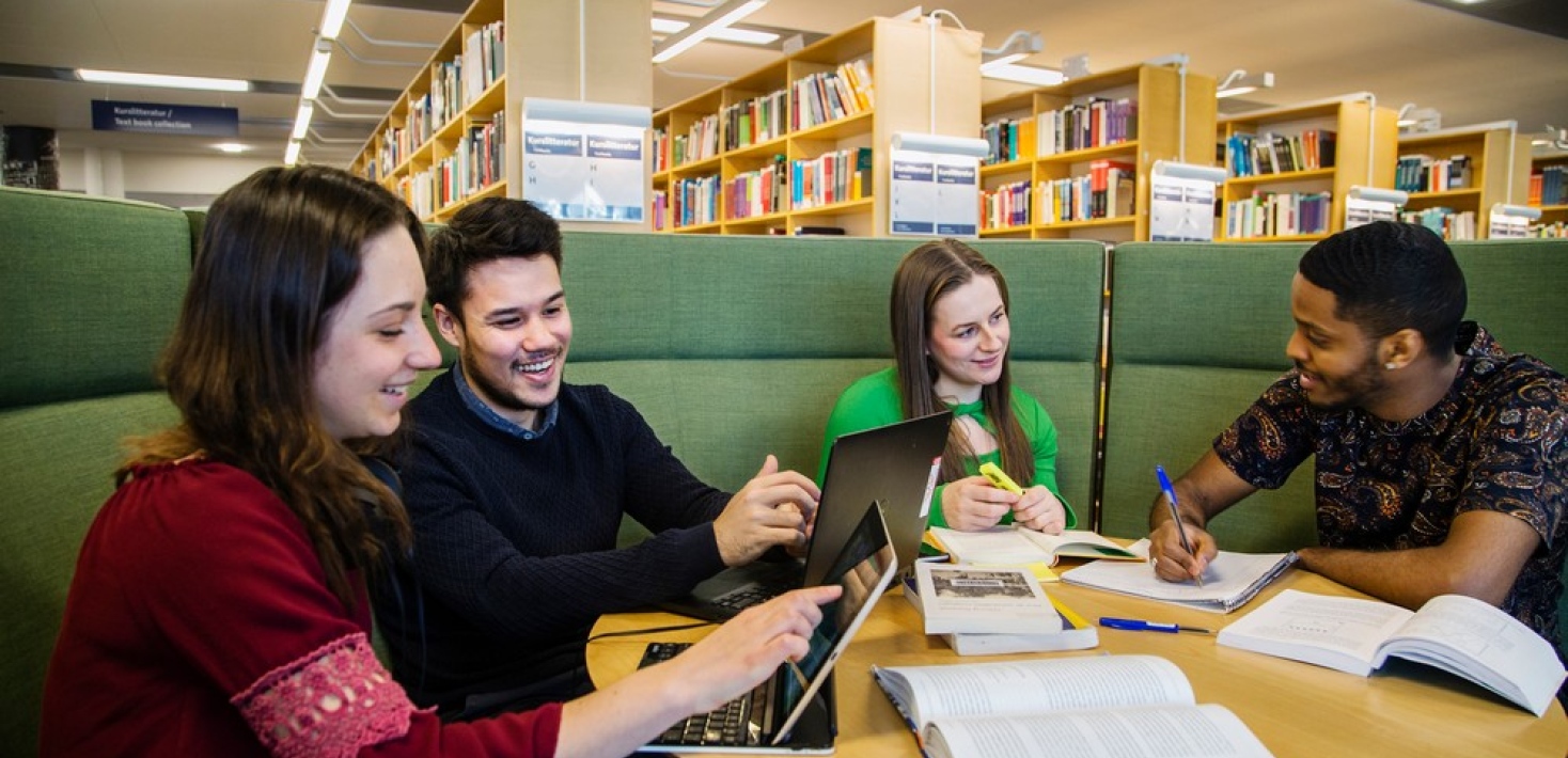 Studenter i biblioteket