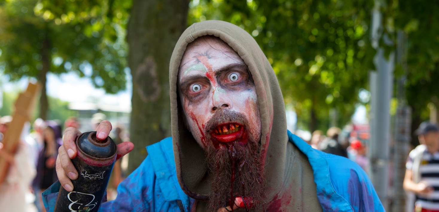 Man i zombie-kostym