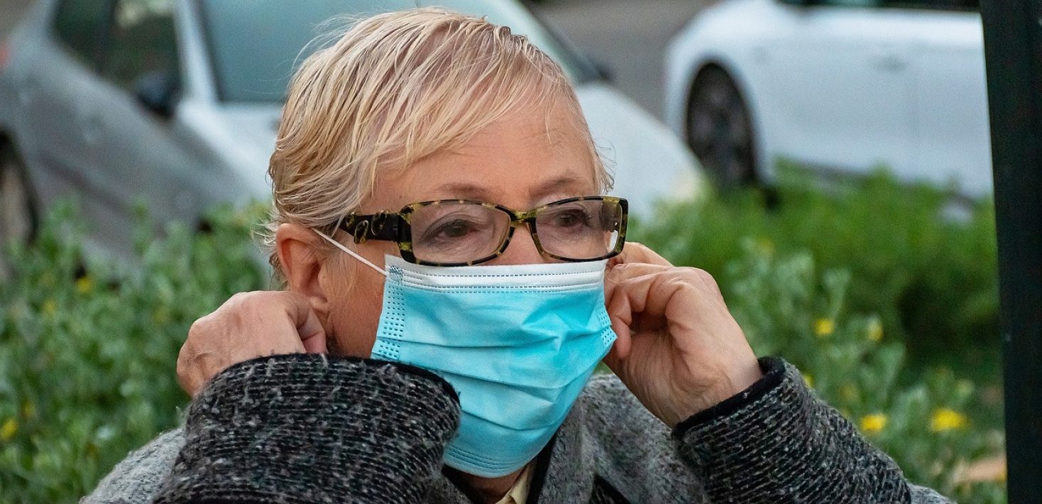 Äldre kvinna i ansiktsmask. Foto: Ri Butov från Pixabay.