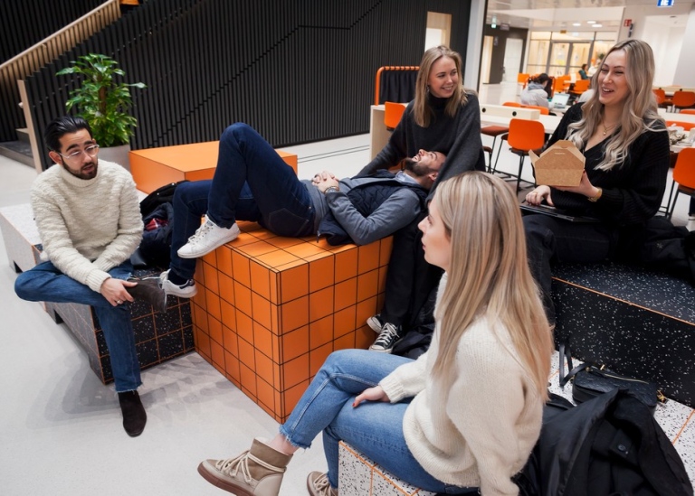 Campus Albano, plan 2, Stora atriet. Studenter pratar och äter take away lunch tillsammans i atriet.