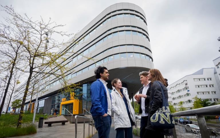 Students in front of the NOD Building in Campus Kista. Photo: Jens Olof Lasthein.