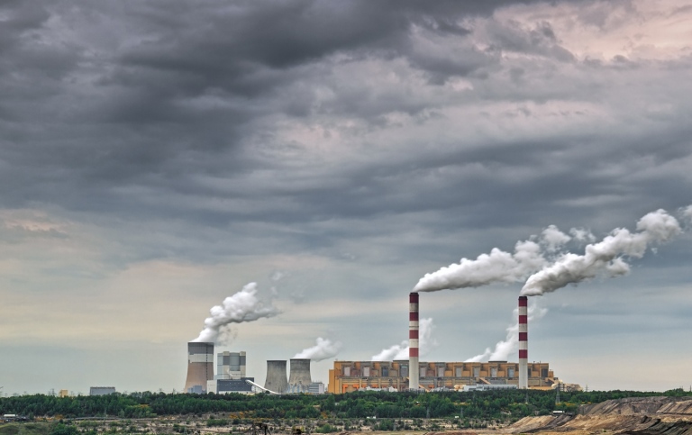 Kolkraftverk i östra Europa. rök kommer ur skorstenar