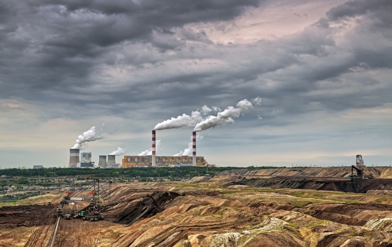 Kolkraftverk i östra Europa med skorstenar som släpper ut rök