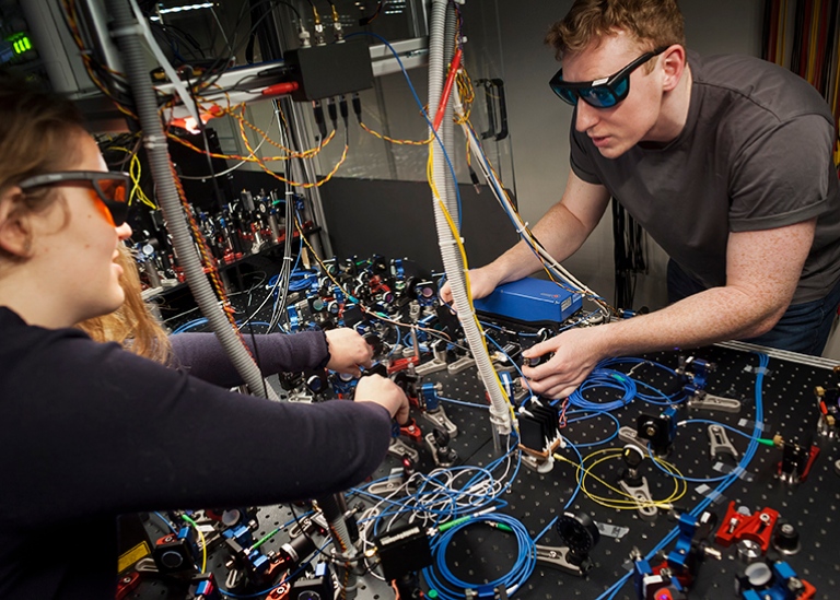 Forskning i laboratorium för Kvantteknik med fångade joner, Fysikum. Foto: Jens Olof Lasthein