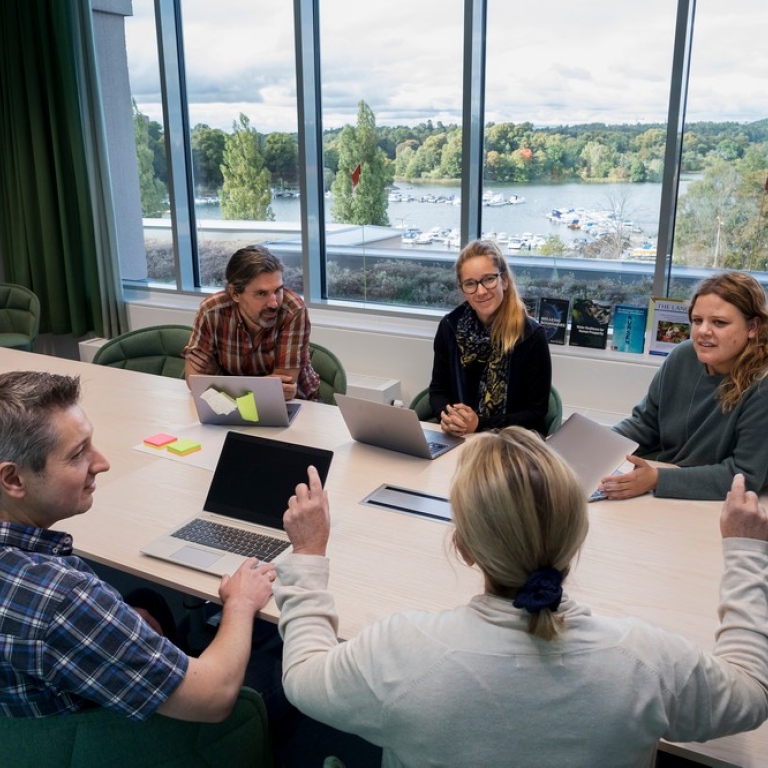 Fem personer runt ett arbetsbord. Foto: Jens Olof Lasthein