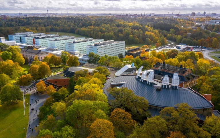 Drönarbild över Stockholms Universitet i höstskrud