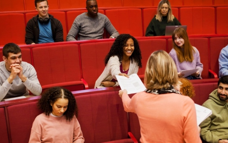 Glada studenter i hörsal