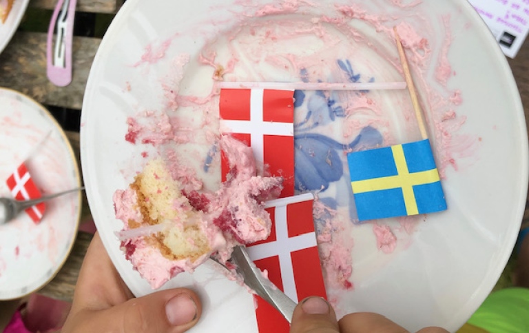 Bild på tårta med danska och svenska flaggor i papp. 