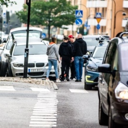 Unga män vid en bil i Stockholm.