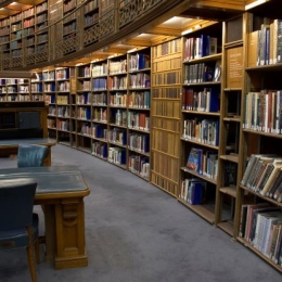 Gamla böcker i ett bibliotek