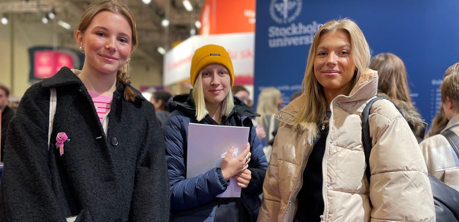 Tre tjejer besöker Saco Studentmässa.