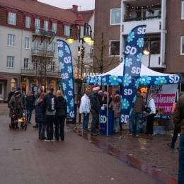 Ett val-tält med Sverigedemokraternas logotyp.