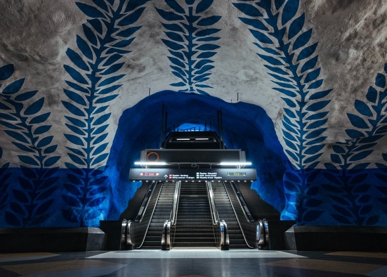 Konstnärligt utformad tunnelbanestation i Stockholm.